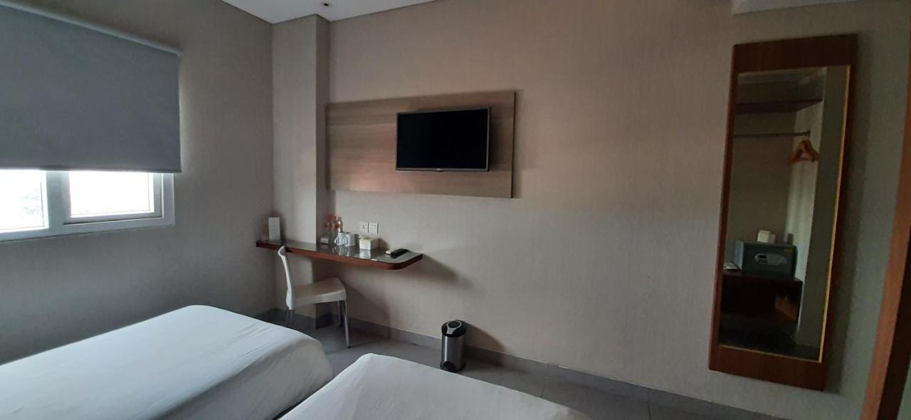 Lynn Hotel Serang Exterior photo