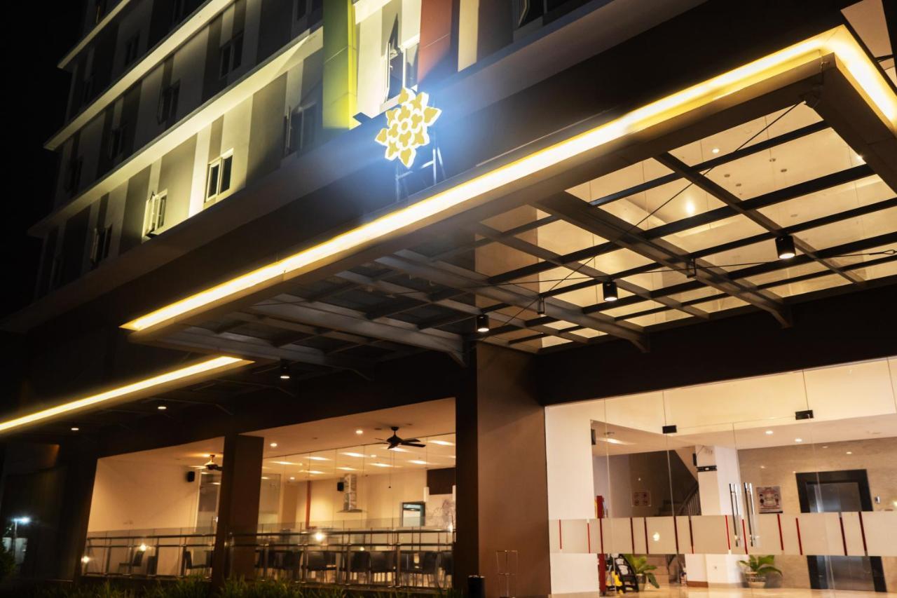 Lynn Hotel Serang Exterior photo